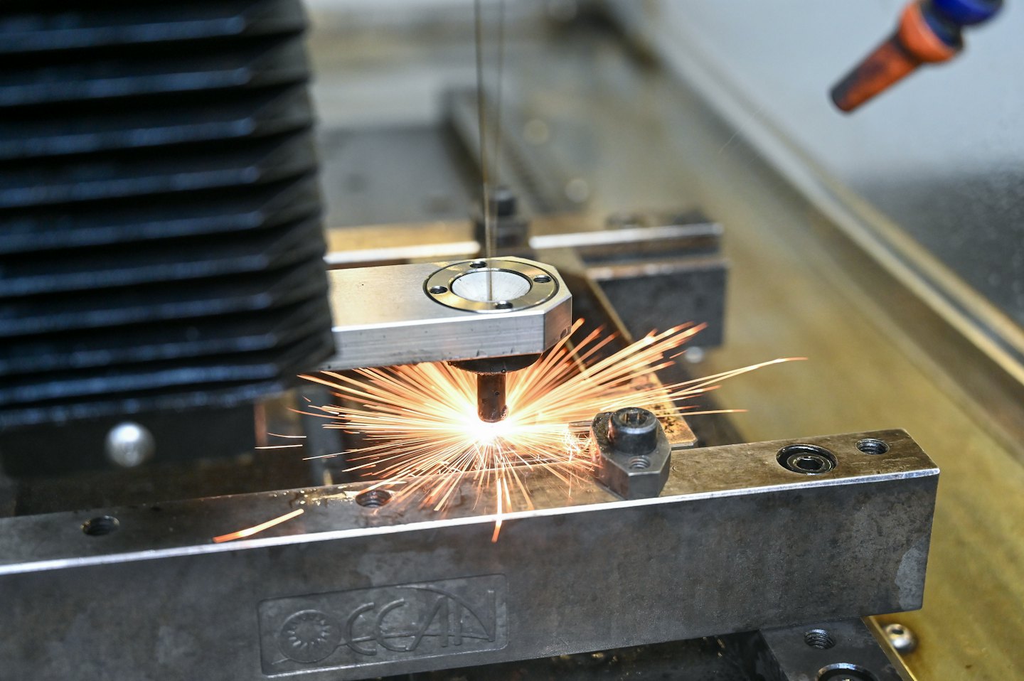 Chispas saltan mientras se corta metal con precisión en un taller.