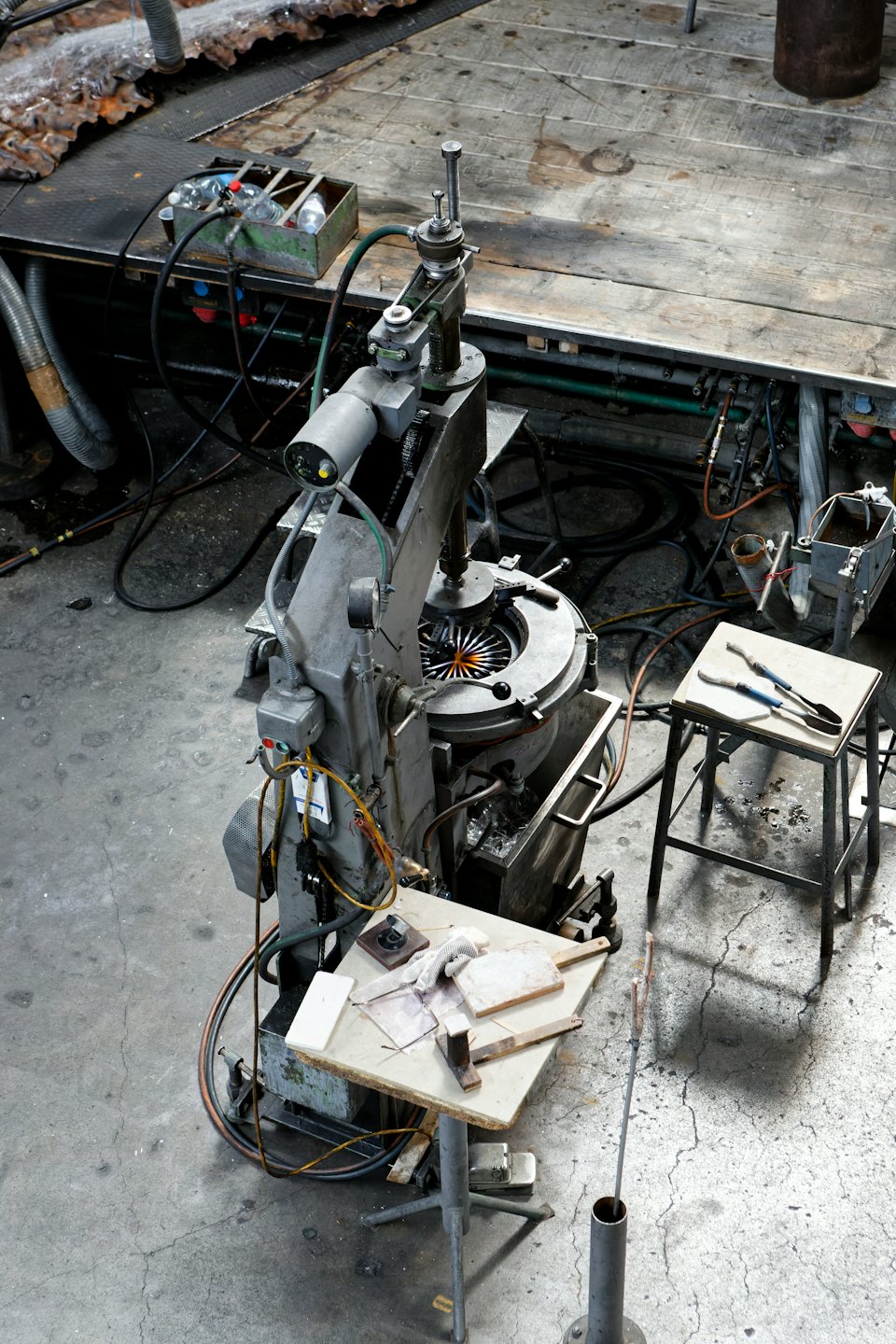 Maquinaria y herramientas industriales en un taller.